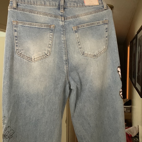 Tinseltown - Picture 6 of 8